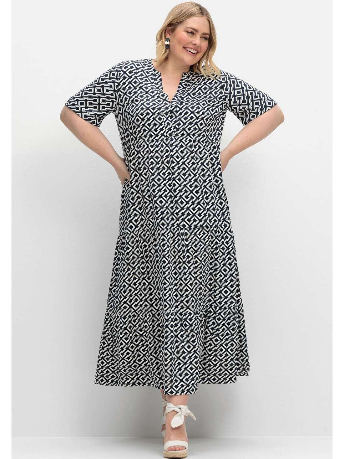 Платье-макси с принтом по всей поверхности и многоярусными воланами Große Größen