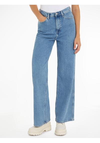Широкие джинсы с фирменной этикеткой и значком.