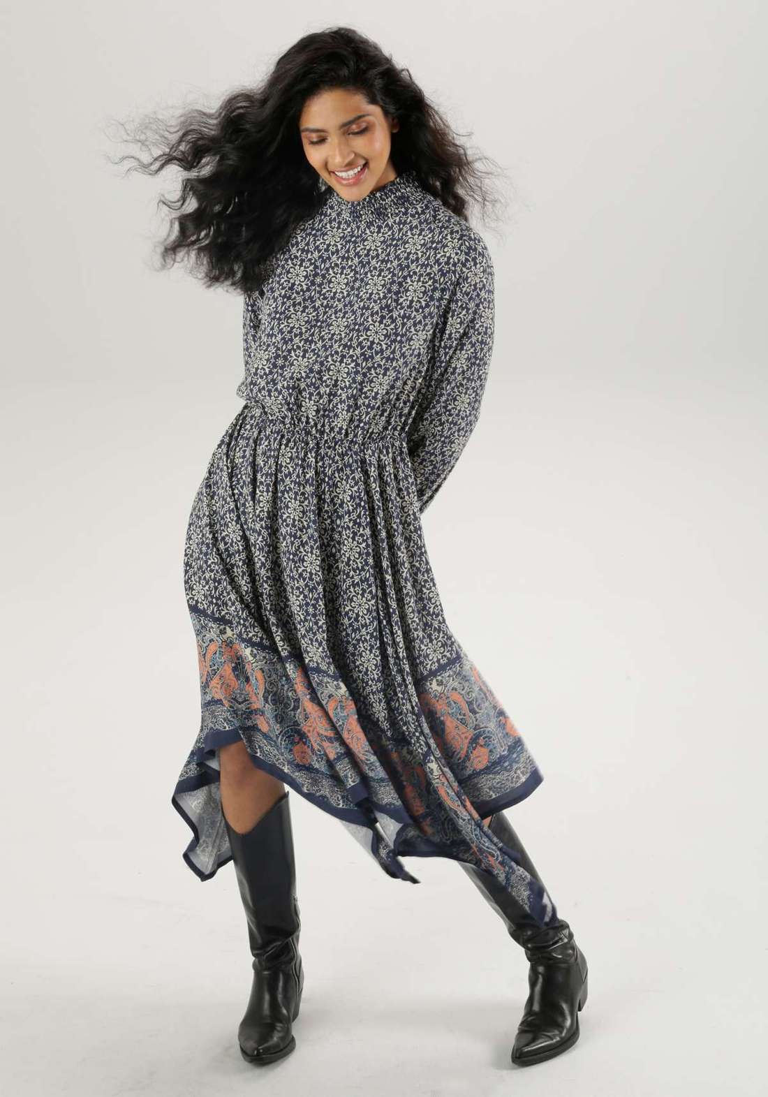 Платье-блузка с широкой каймой на заостренном подоле