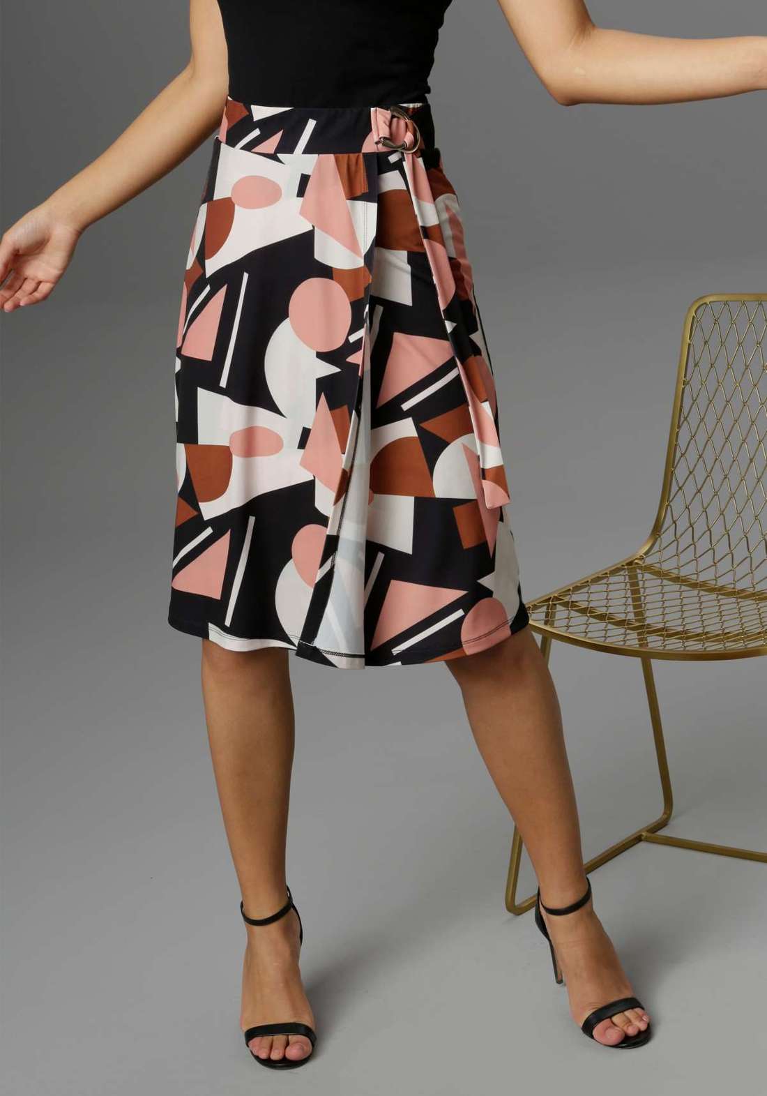 Летняя юбка с пряжками и графическим принтом