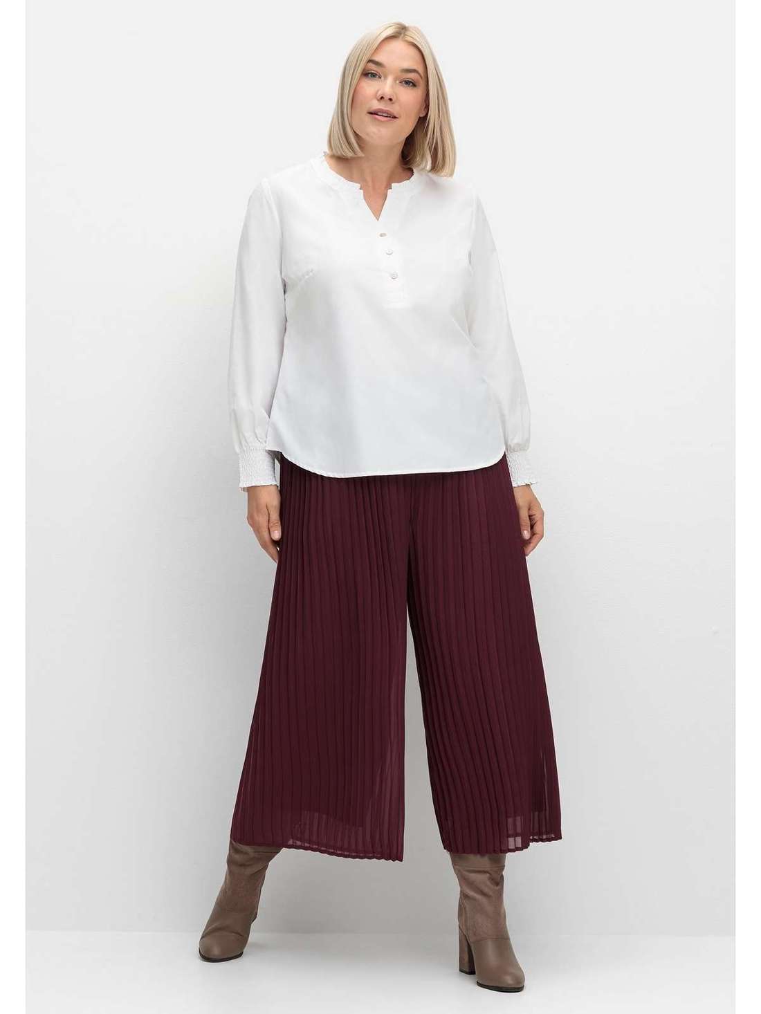 Брюки длиной 7/8 со складками и эластичным поясом. Große Größen