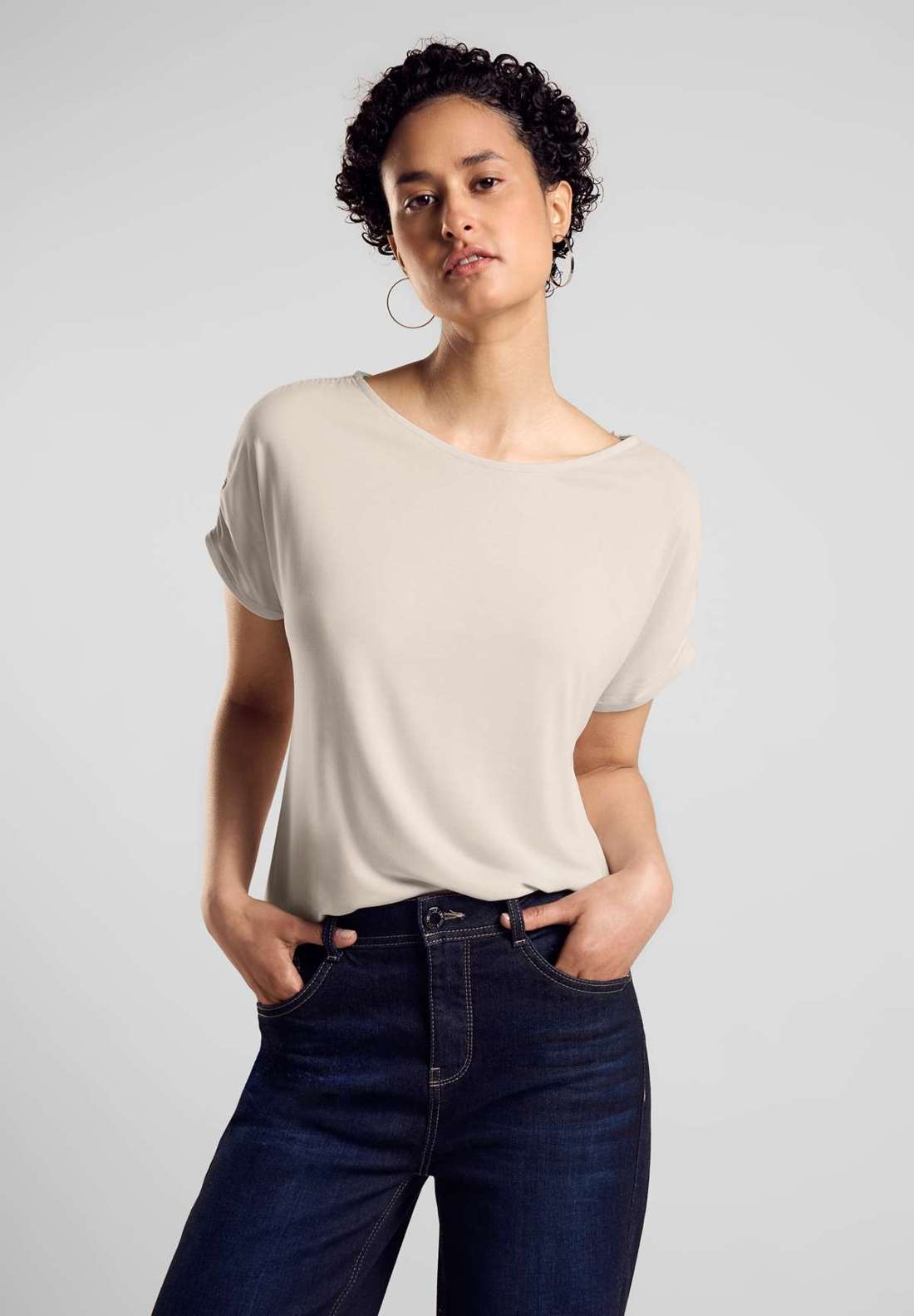 Футболка с вырезом «лодочка»