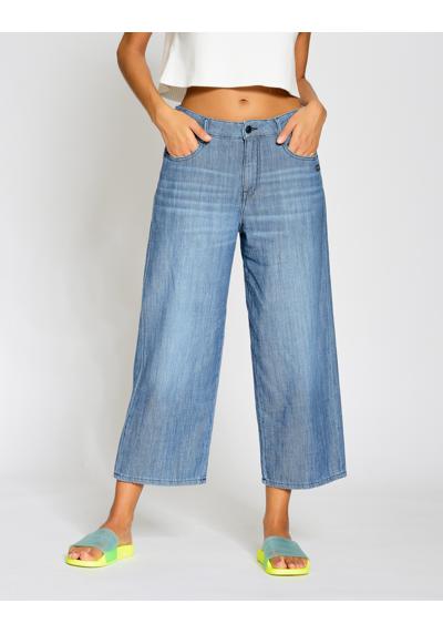 Широкие джинсы, особенно из мягкого денима.