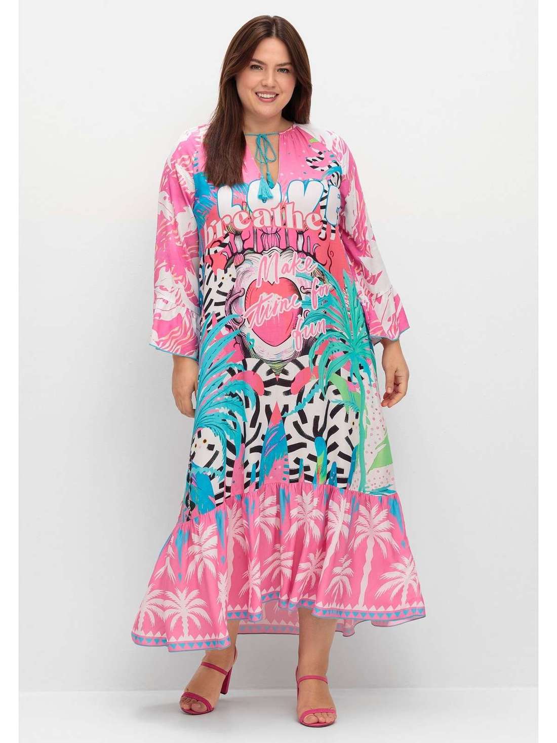 Летнее платье с воланом на рукавах и подоле. Große Größen