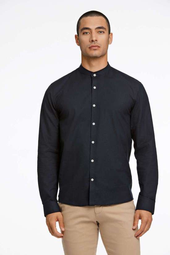 Рубашка с длинными рукавами и воротником стойкой.