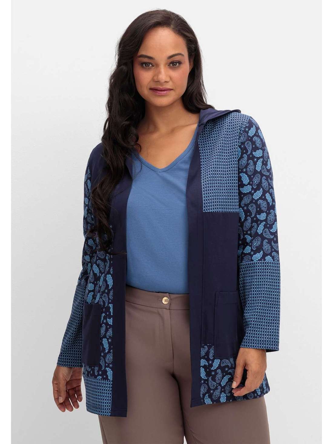 Куртка-рубашка с капюшоном и узором в стиле пэчворк Große Größen