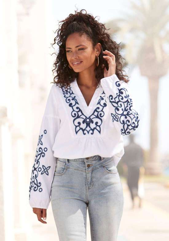 Блузка с длинными рукавами и изысканной вышивкой