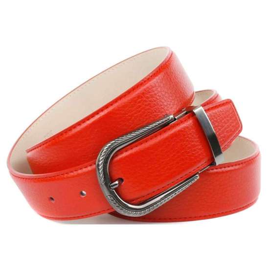 Кожаный ремень красного цвета с пряжкой с черными бриллиантами