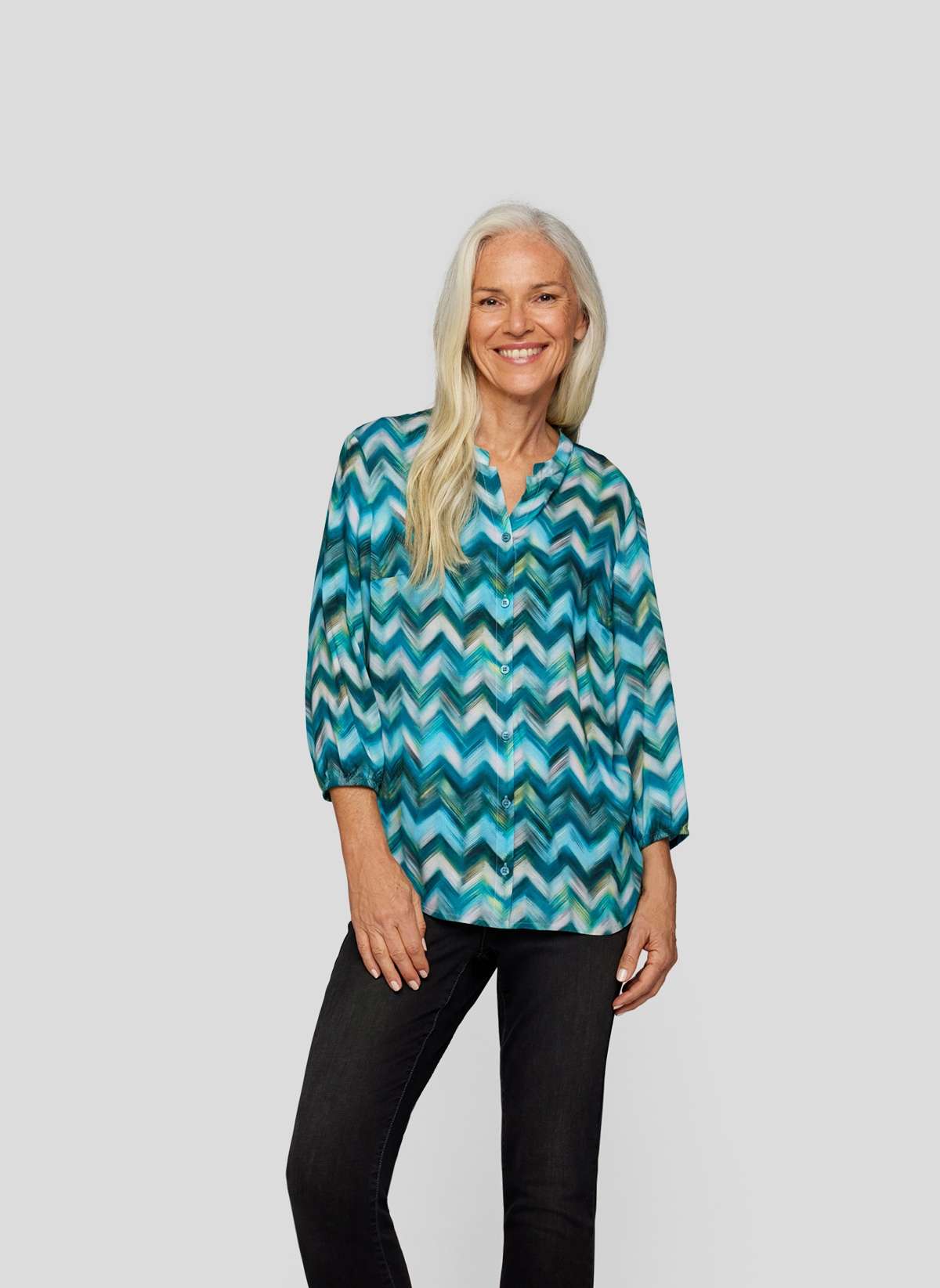 Классическая блузка Farbenfrohe Zickzack-Bluse mit 3/4-Armeln