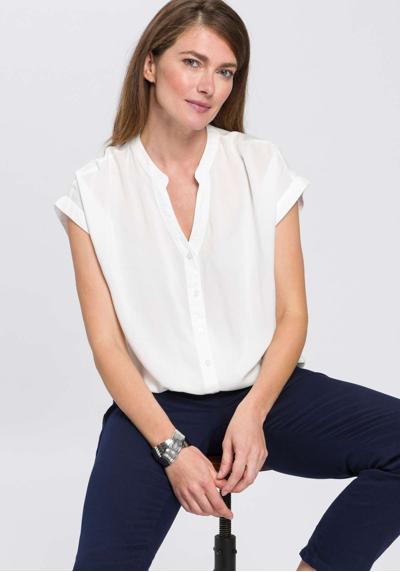 Блузка-рубашка в стиле оверсайз с объемным подолом.