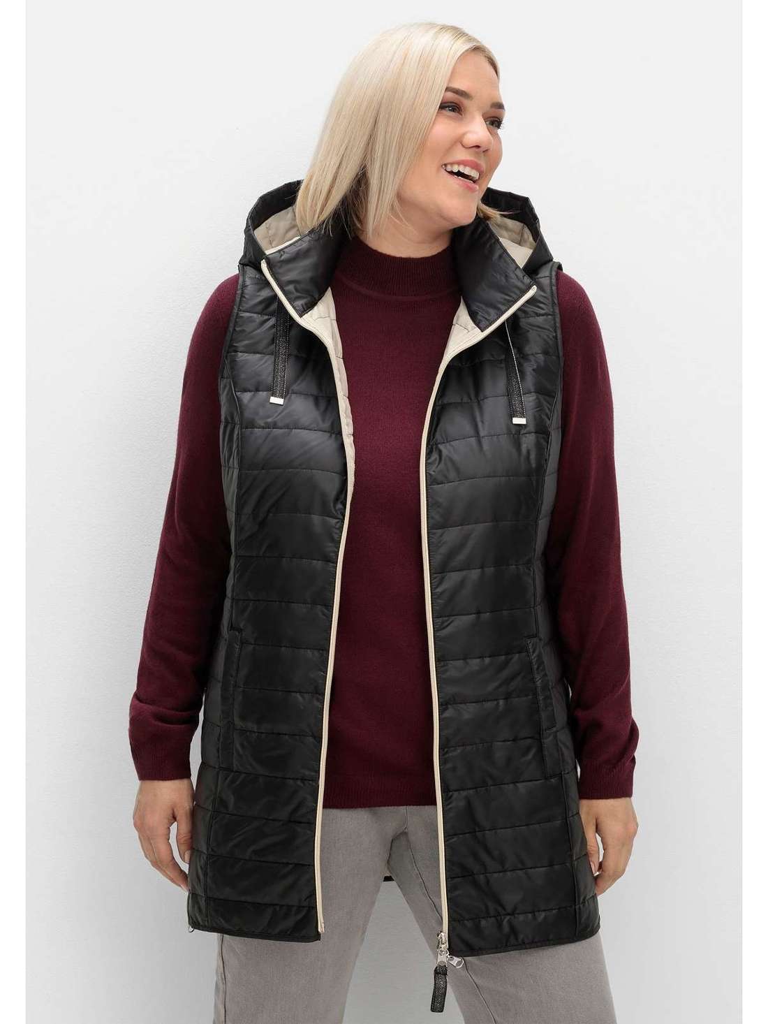 Стеганый жилет с капюшоном и контрастными деталями Große Größen