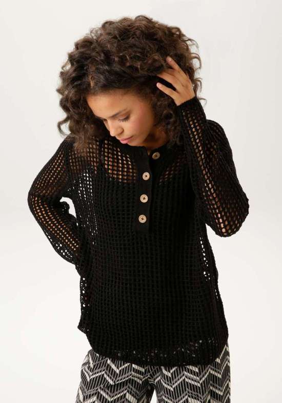 Вязаный свитер классной дырочной вязки.