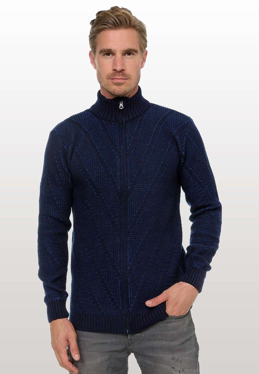 Кардиган с воротником стойкой и молнией во всю длину.