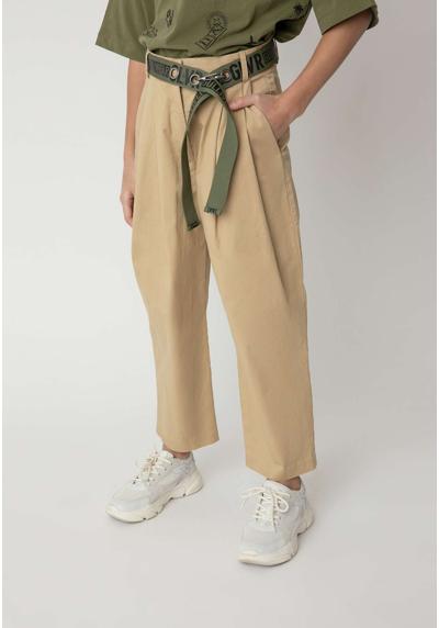 Тканевые брюки с модным контрастным поясом.