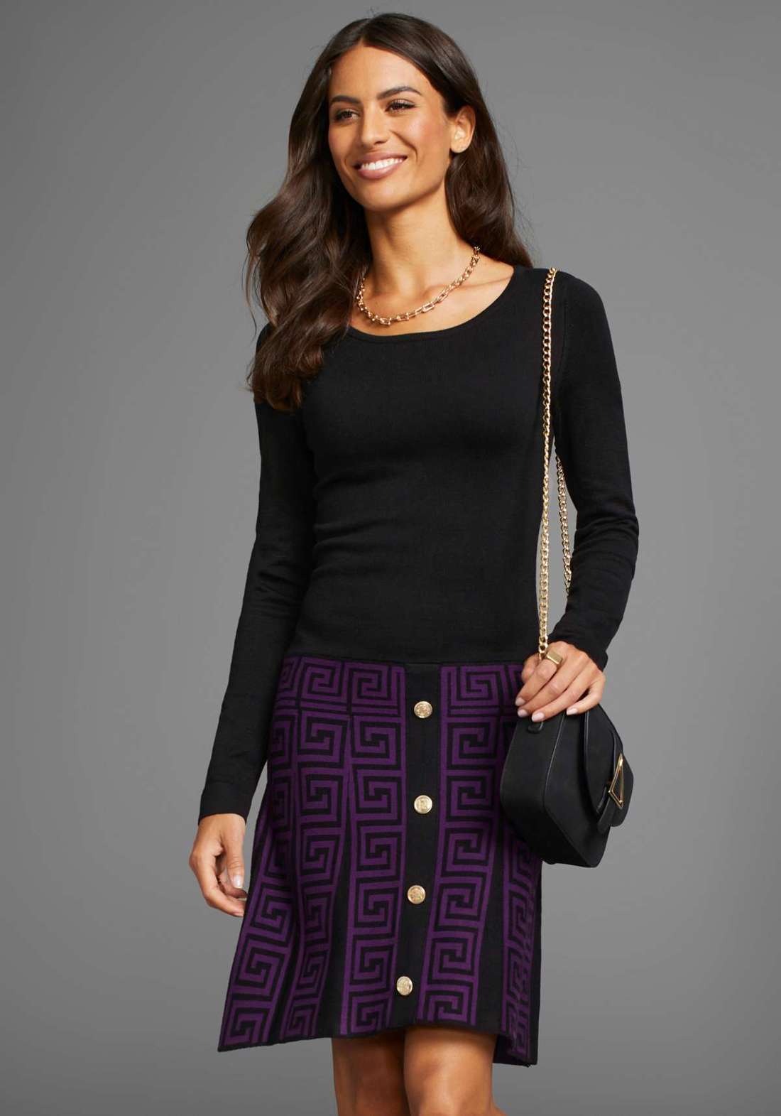 Вязаное платье с элегантными декоративными пуговицами.