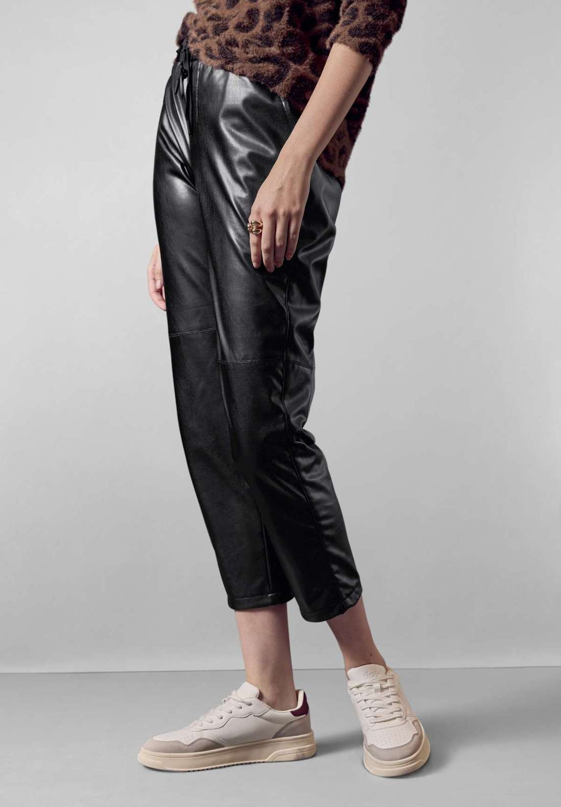 Брюки из искусственной кожи свободного кроя