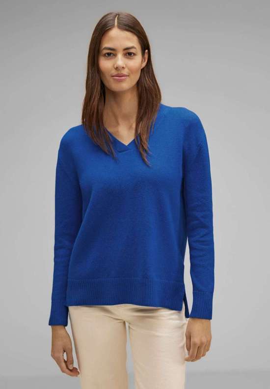 Вязаный свитер с удлиненной спинкой