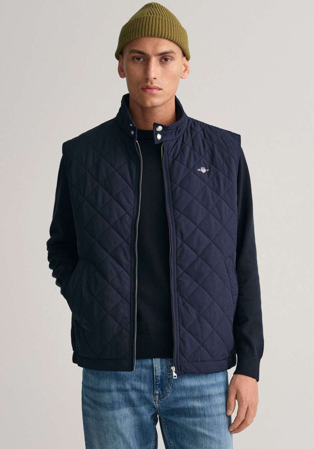 Стеганый жилет с набивкой из переработанного полиэстера. QUILTED WINDCHEATER VEST