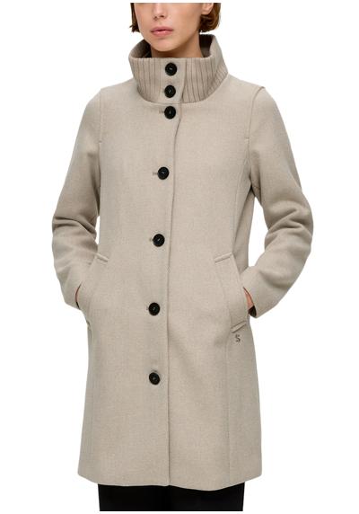 Короткое пальто с тонкой вышивкой логотипа.