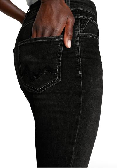 Прямые джинсы, стразы и вышивка на задних карманах.