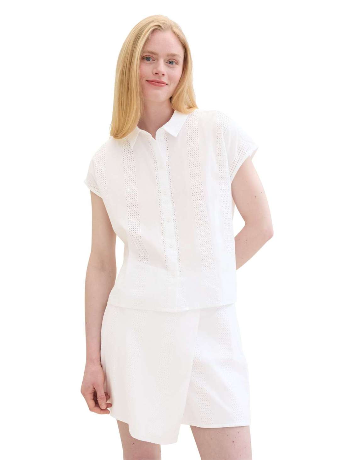 Блузка-рубашка с узором из дырочек и планкой на пуговицах