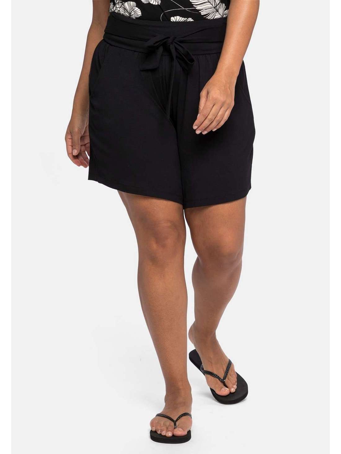 Шорты с завязками и присборенным поясом сзади. Große Größen