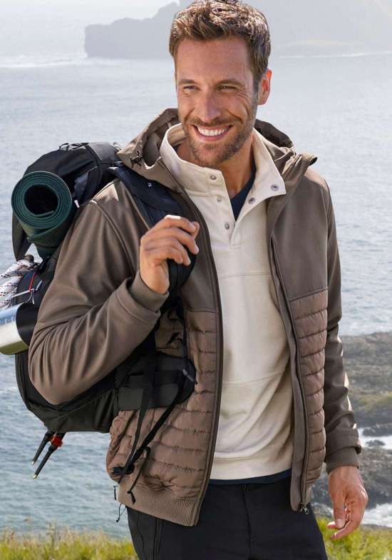 Функциональная куртка с капюшоном.