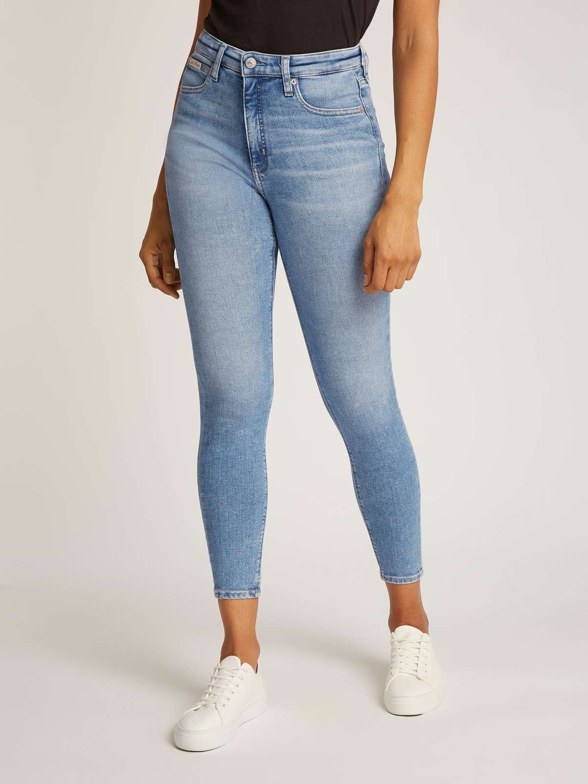 Джинсы скинни с эффектом потертости и карманом для монет. HIGH RISE SUPER SKINNY ANKLE