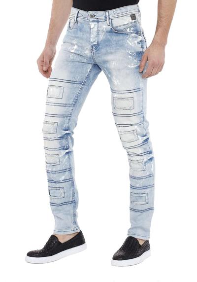 Прямые джинсы, потертый вид, облегающий крой.