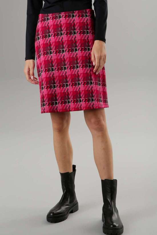 Мини-юбка в клетку в ярких тонах.