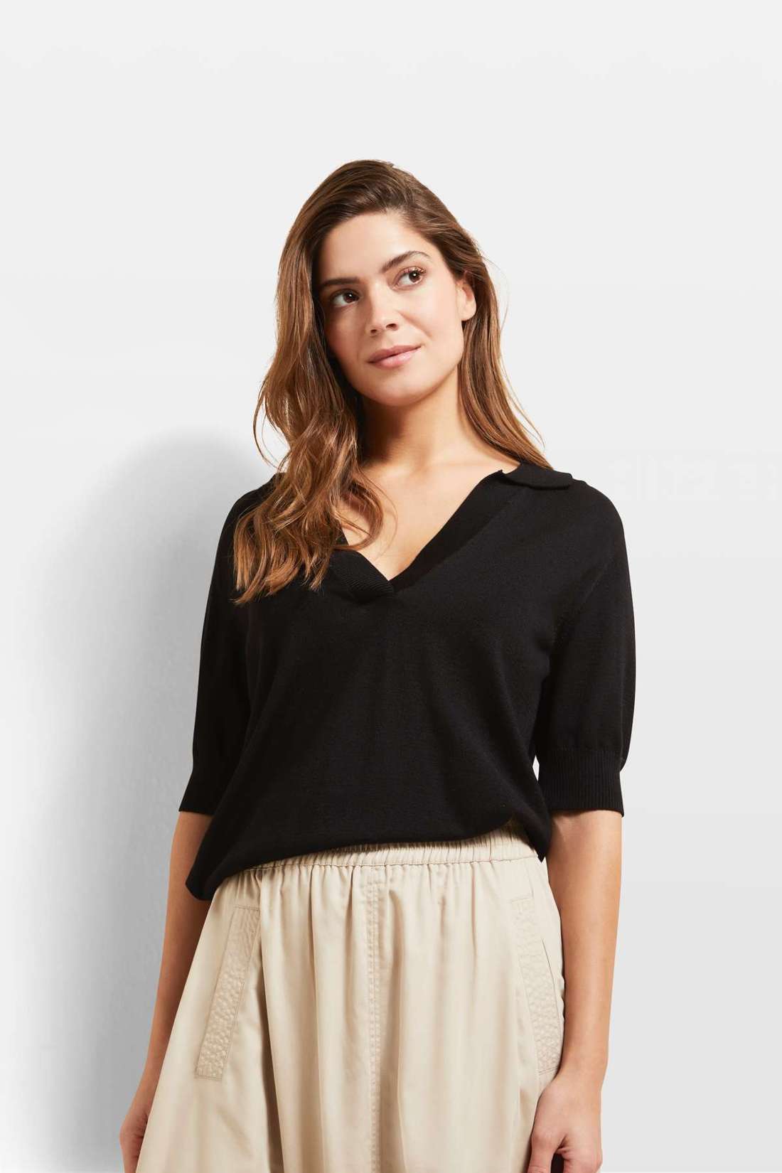 Свитер с V-образным вырезом и короткими рукавами