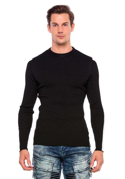 Вязаный свитер с контрастными полосками по бокам.