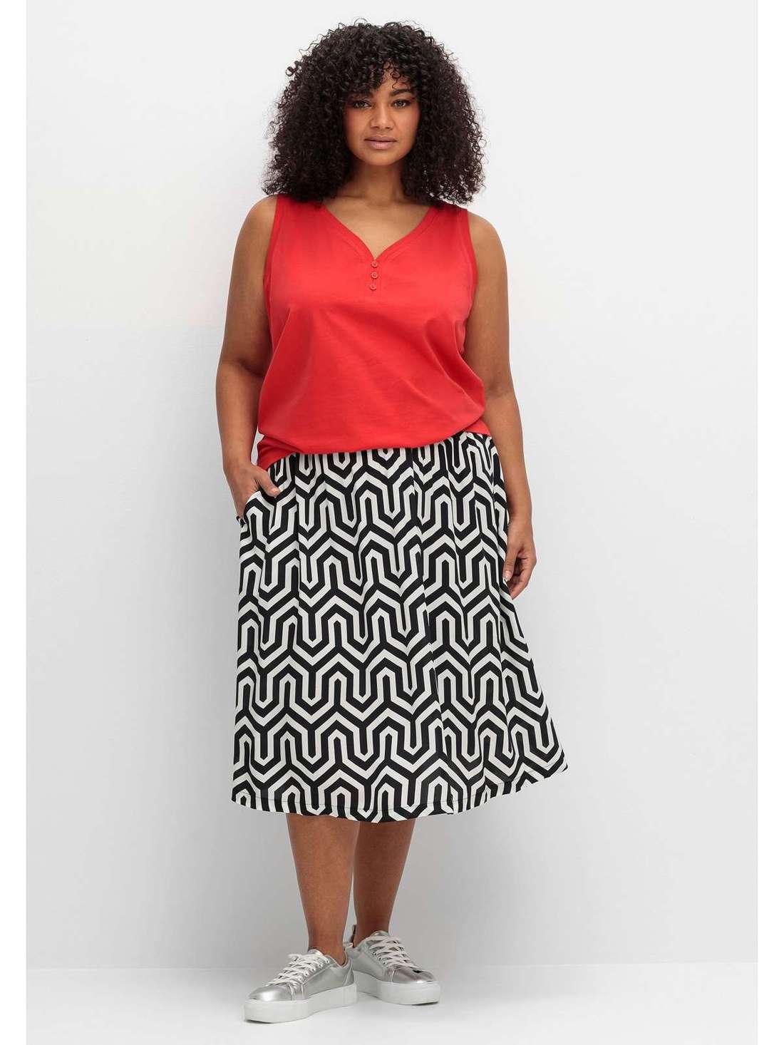 Юбка А-силуэта с графическим узором и контрастным поясом. Große Größen
