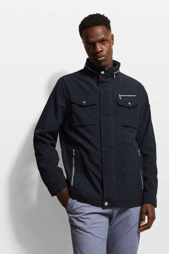 Длинная куртка с капюшоном и закатанным капюшоном.