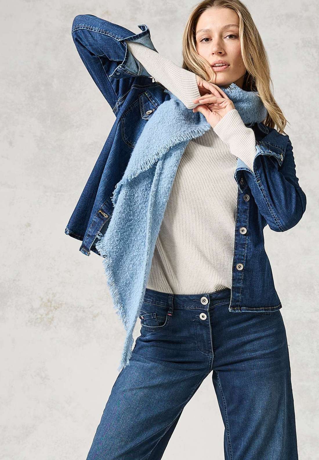 Вязаный свитер в двухцветном исполнении с воротником стойкой.