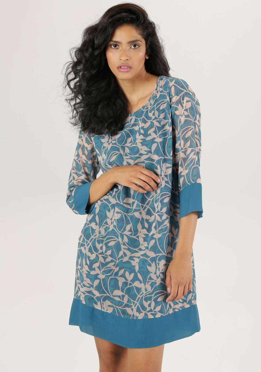 Мини-платье в форме очень широкой вешалки.