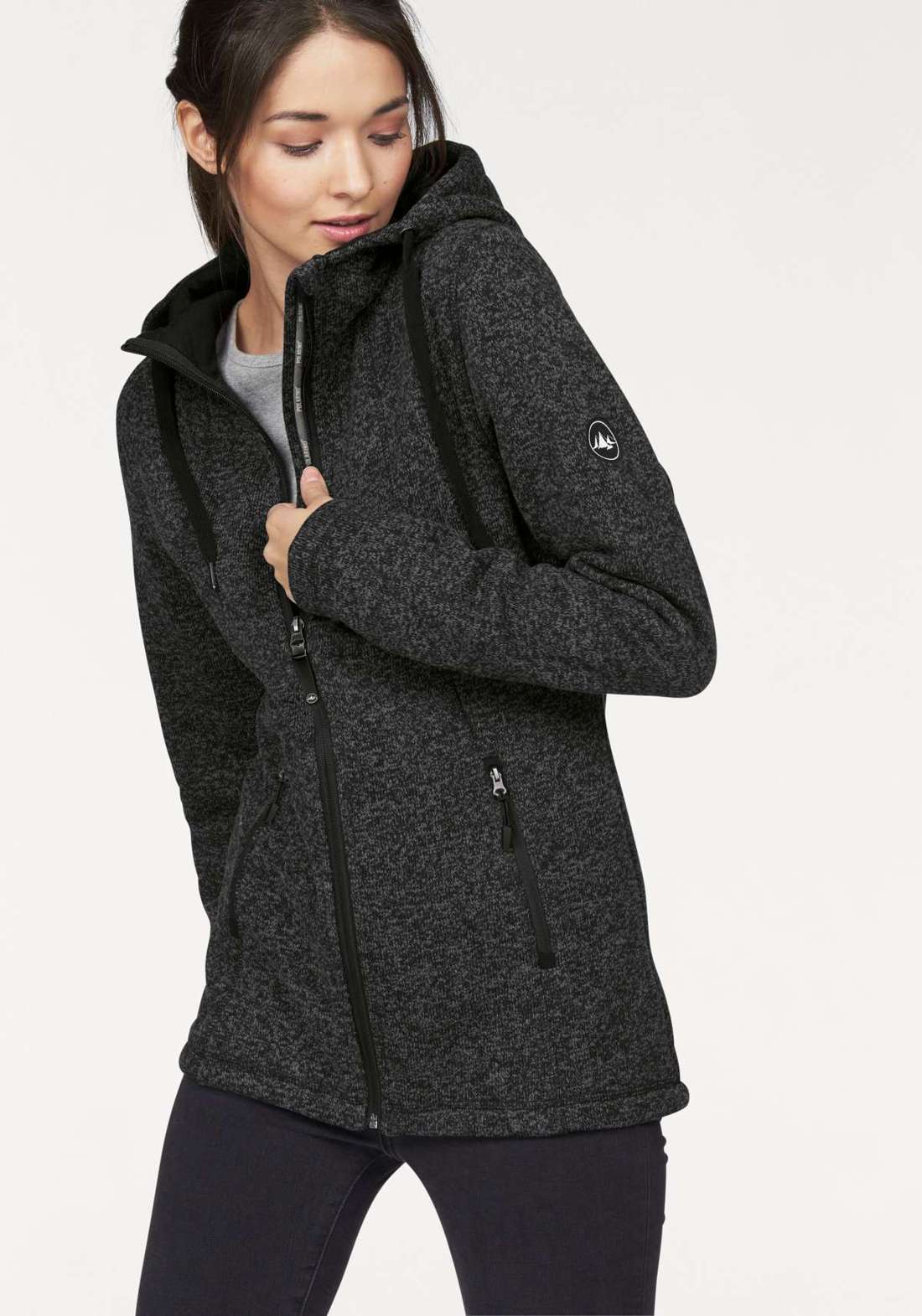 Вязаная флисовая куртка с капюшоном для холодных дней.