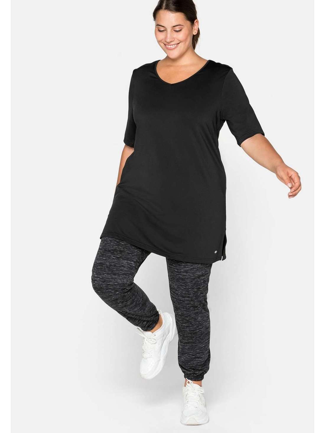 Удлиненная функциональная рубашка с вырезом сзади. Große Größen