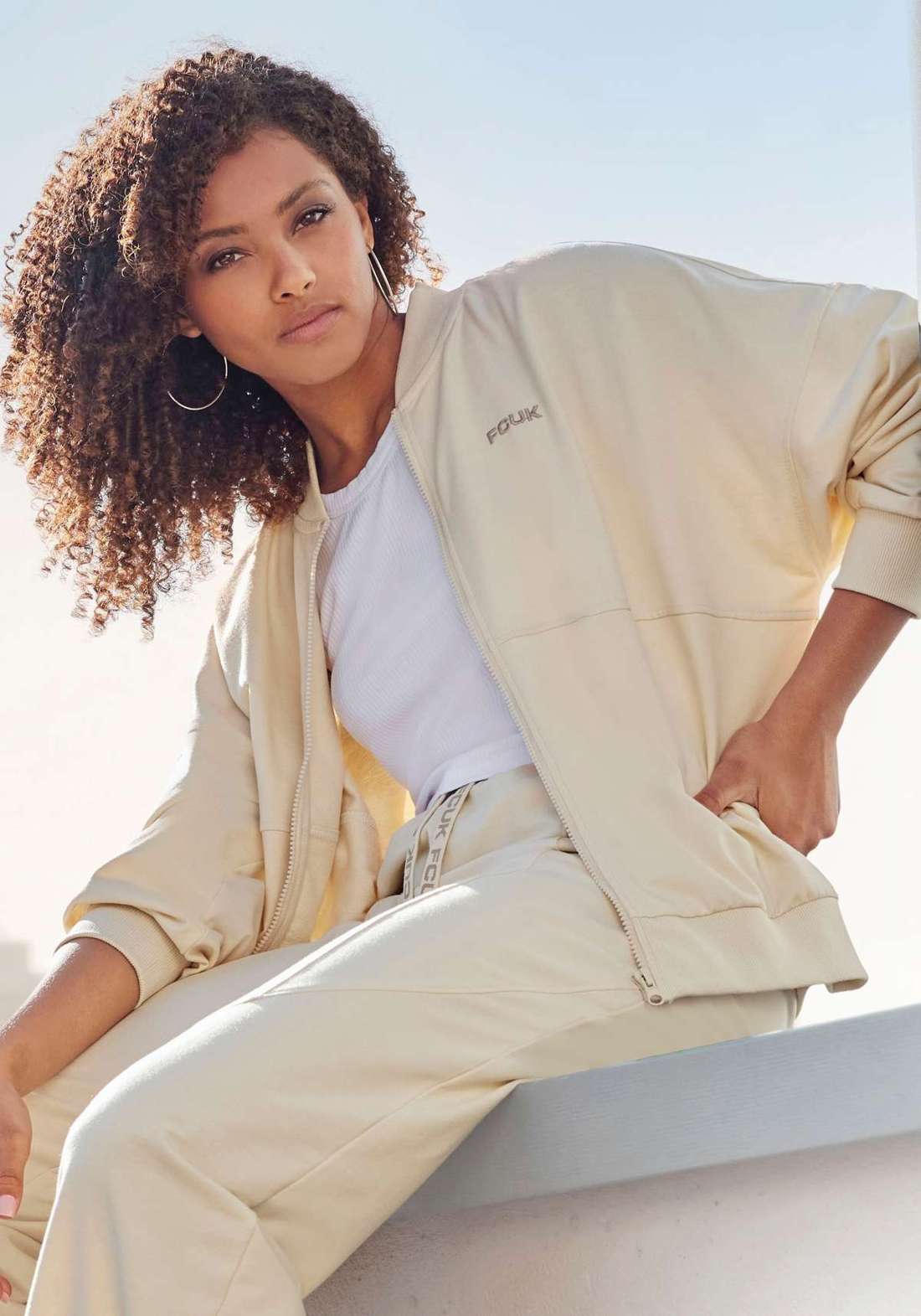 Толстовка с воротником и молнией во всю длину.