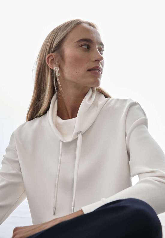 Рубашка с длинными рукавами, большим воротником и кулиской.