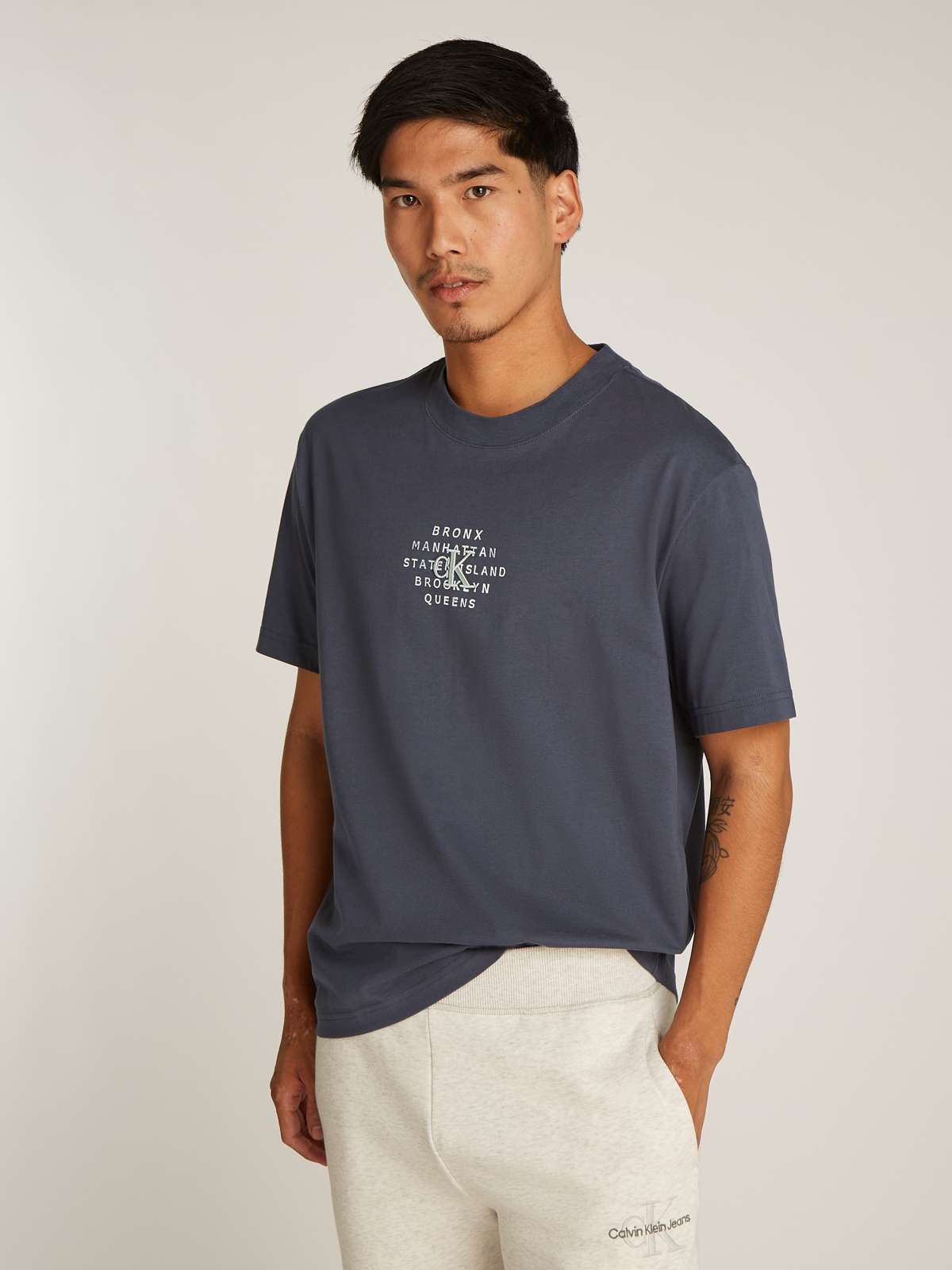 Футболка с лейблом Calvin Klein NYC STAMP GRAPHIC