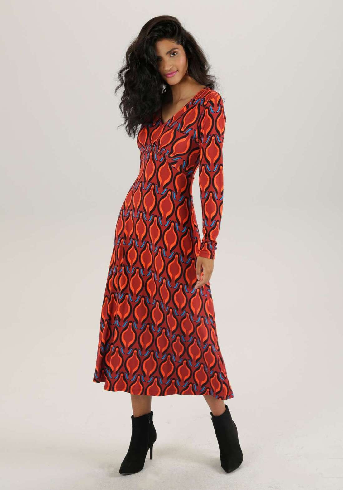 Платье миди со сборками и ретро-принтом