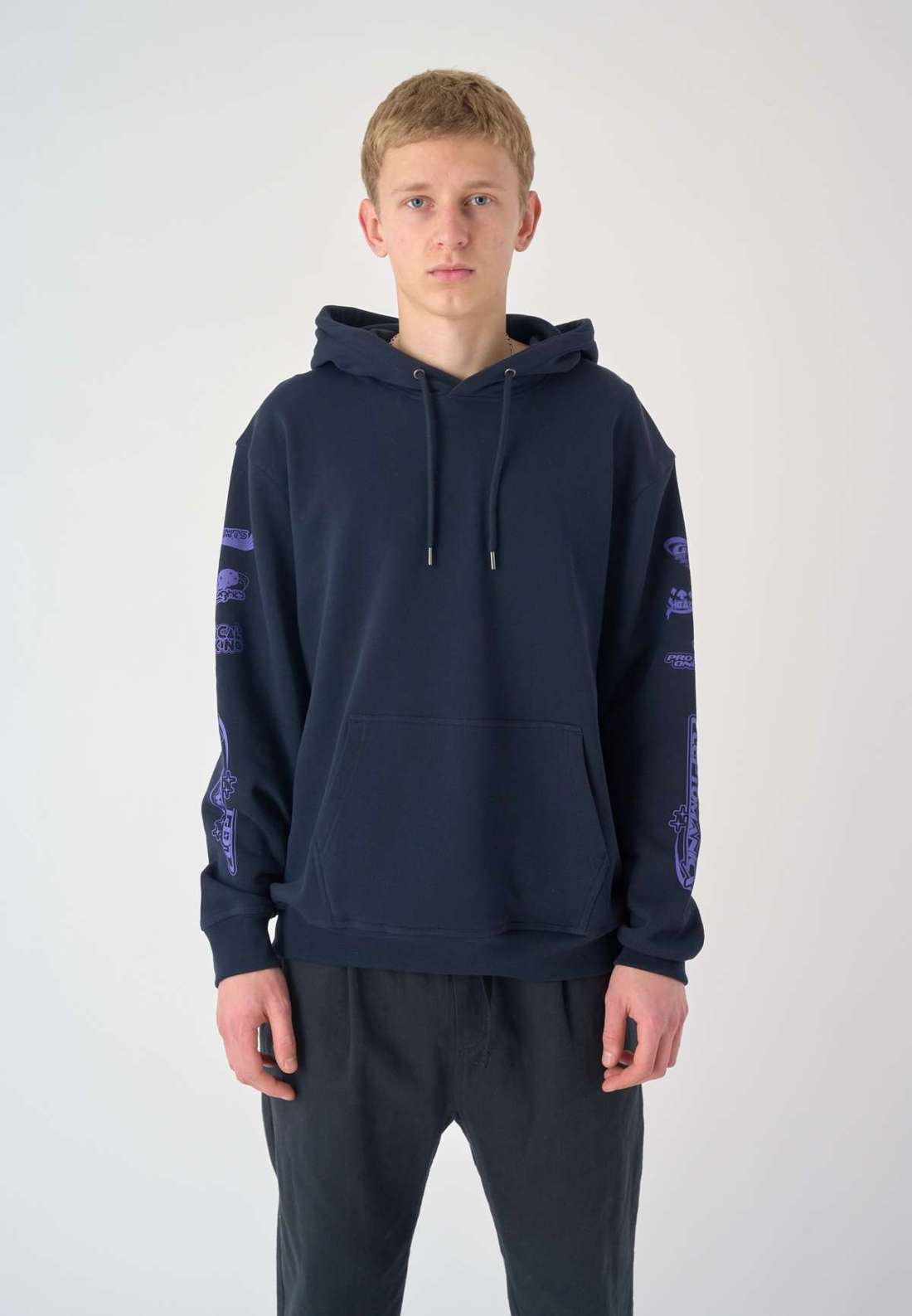 Толстовка с капюшоном и классным принтом на рукавах C2K