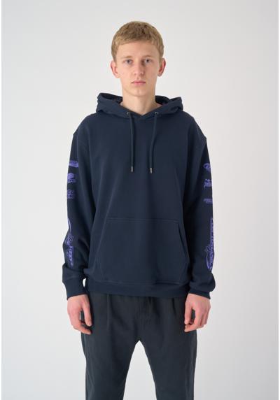 Толстовка с капюшоном и классным принтом на рукавах C2K