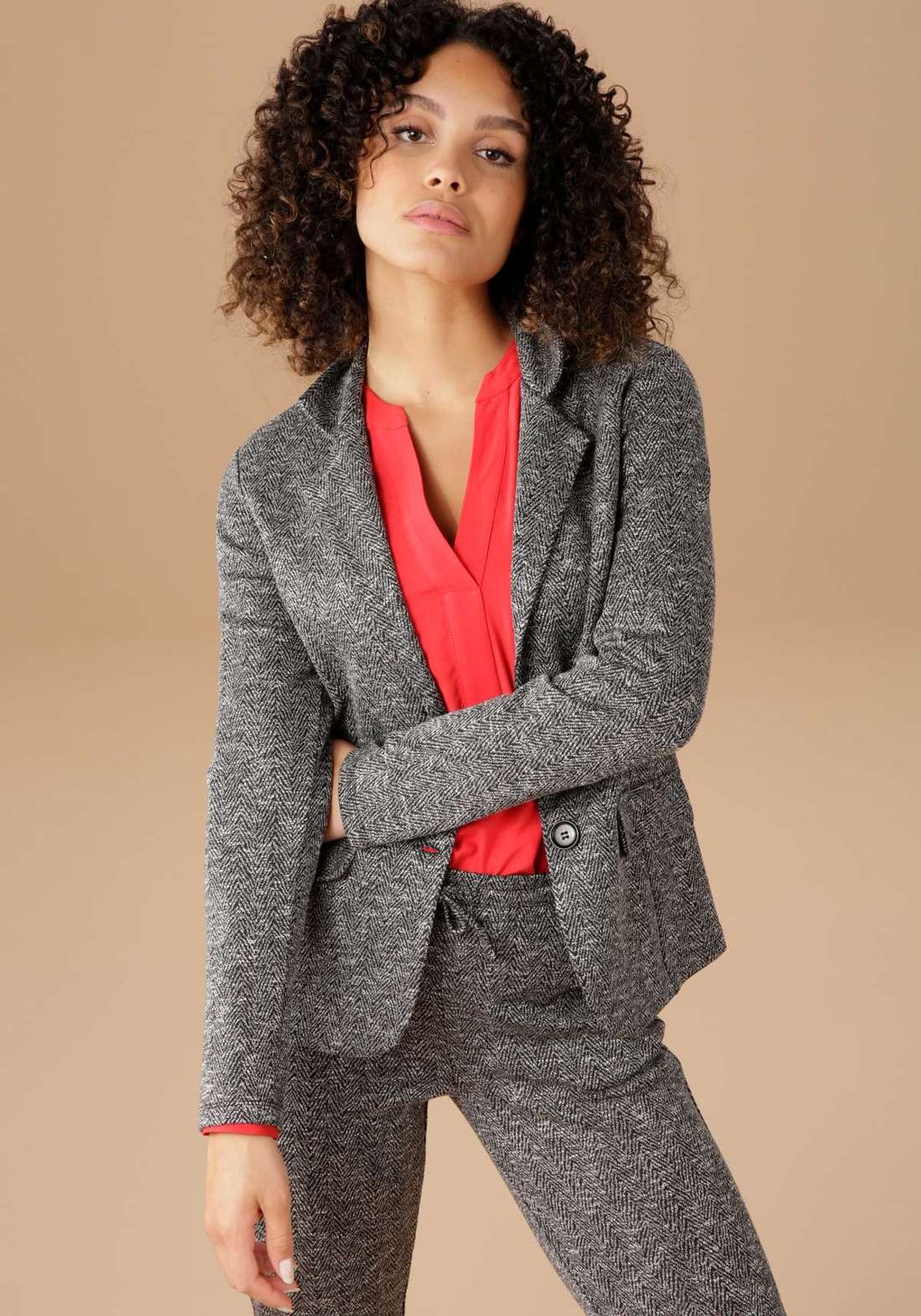 Короткий пиджак с узором «елочка»