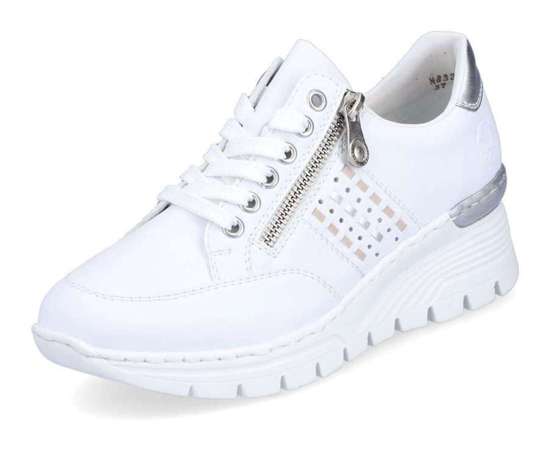 Кроссовки на танкетке с плетеными деталями по бокам