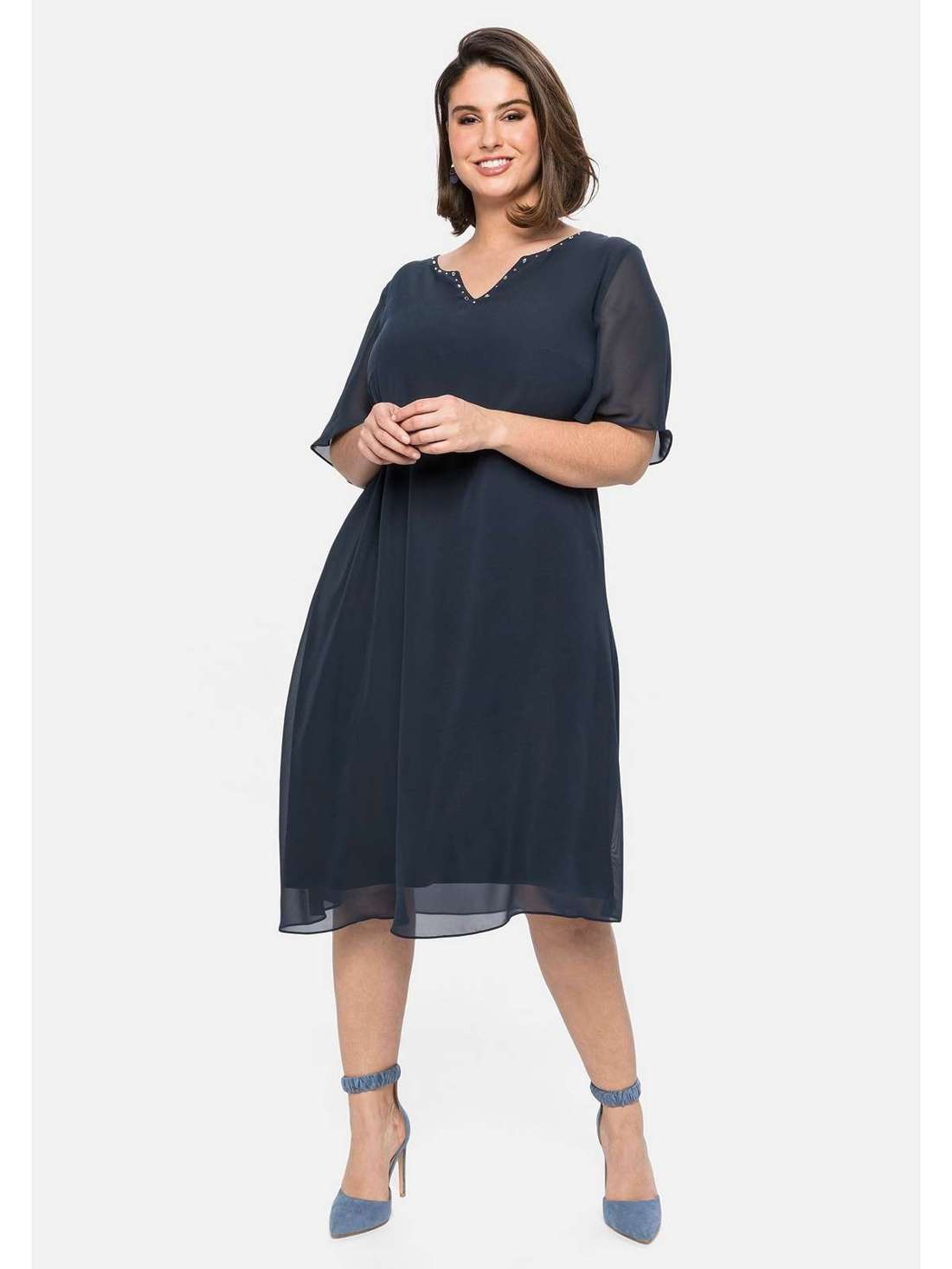 Шифоновое платье с драгоценными камнями на вырезе Große Größen