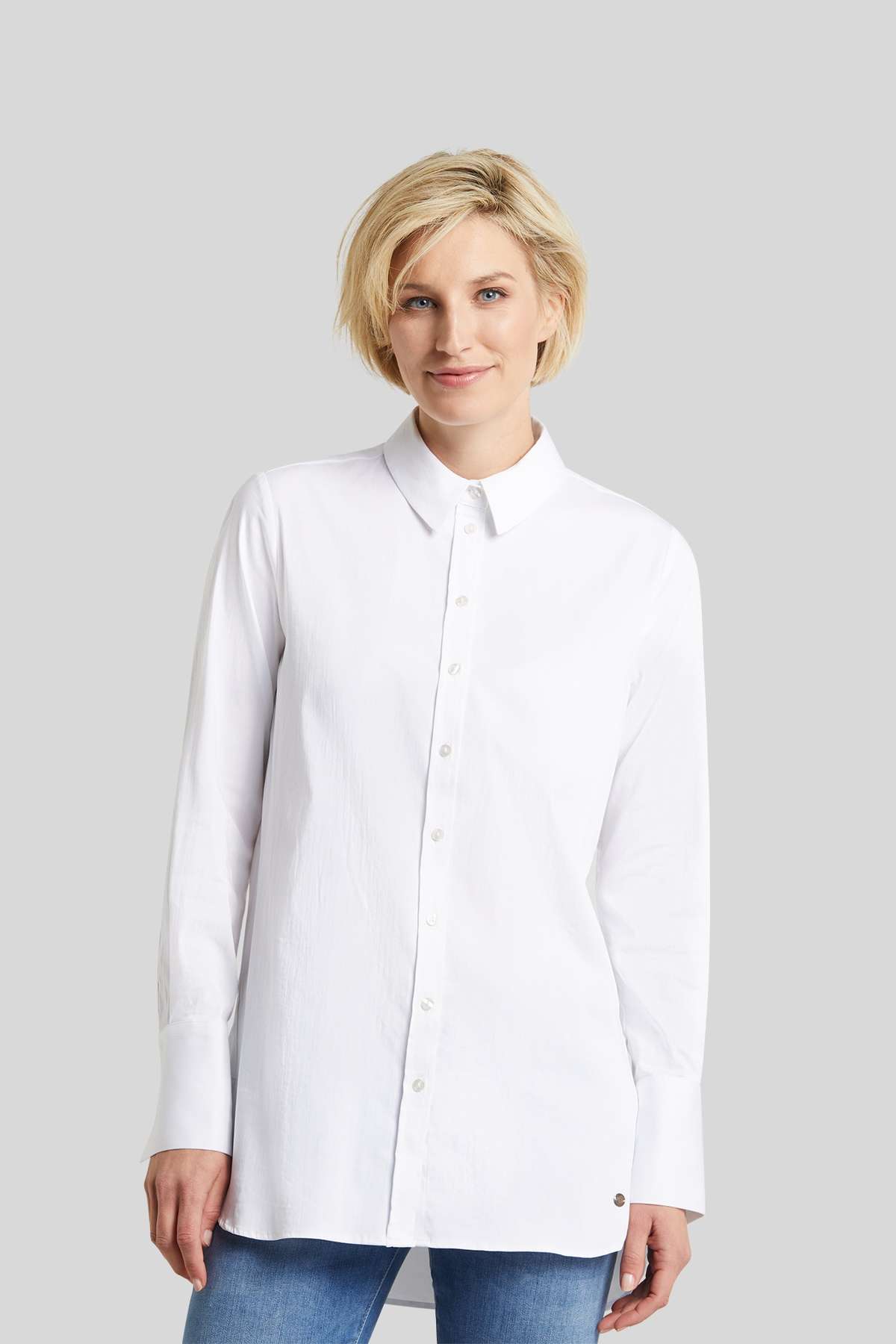 Блузка-рубашка из эластичной хлопчатобумажной ткани.