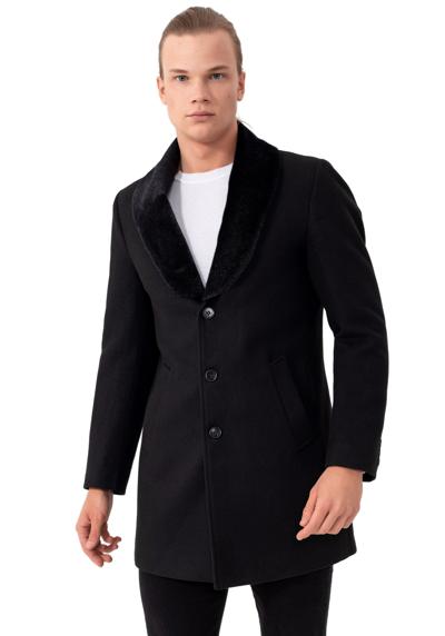 Короткое пальто с модным воротником с лацканами.