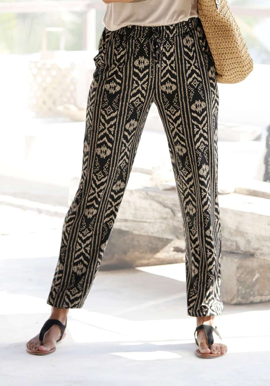 Брюки из джерси с этническим узором и карманами.